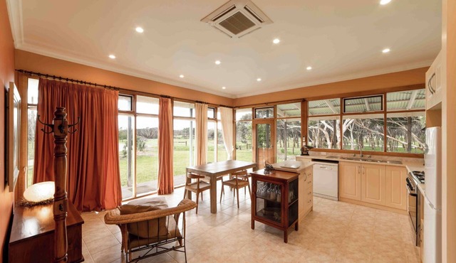 Charming and Private Cottage with Fireplace for a Cozy Island Getaway. in MacGillivray