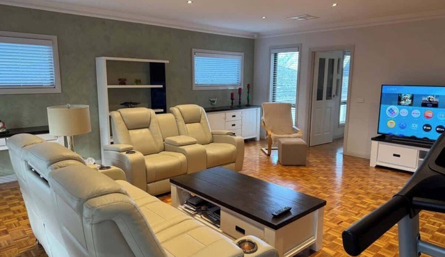 Charming Bay-View Stay near Geelong Ring Road in Bell Post Hill