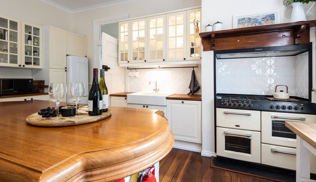 Charming cottage with king beds in Kirup