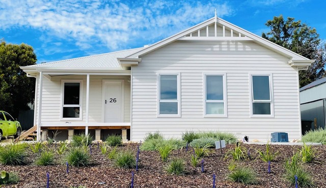 Charming luxury cottage (NEW), rural views, 300m to lake, A/C, close to nature in Clayton Bay