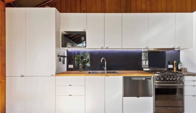 Charming off-grid cabin with room to explore in Briagolong