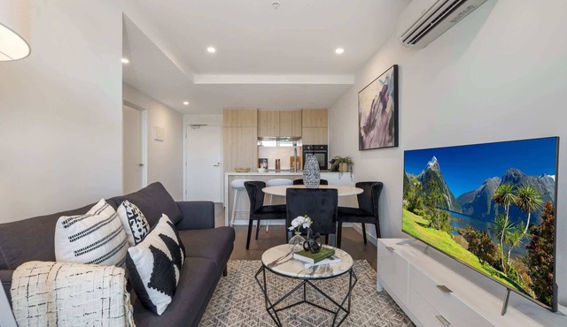 Chic 1-Bed with Parking, Gym, Pool & City Views in Moonee Ponds