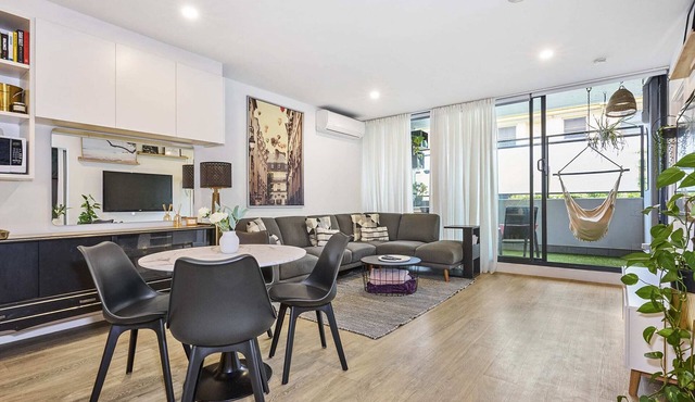 Chic Ormond Rd 2BR Retreat - Comfort & Style in Elwood