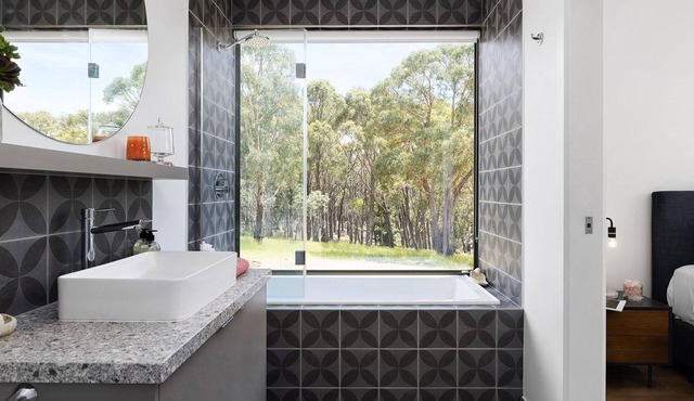 Clematis Villa - Modern couples retreat with bath and views in Eganstown
