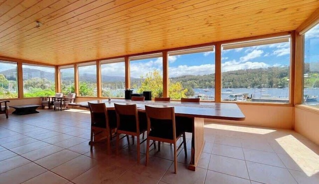 Coastal Cabin next to Bruny Island Ferry in Kettering