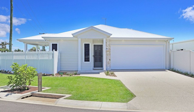 Coastal & Centrally located 3-bedroom House, Pet-friendly in delightful Bargara! in Bargara