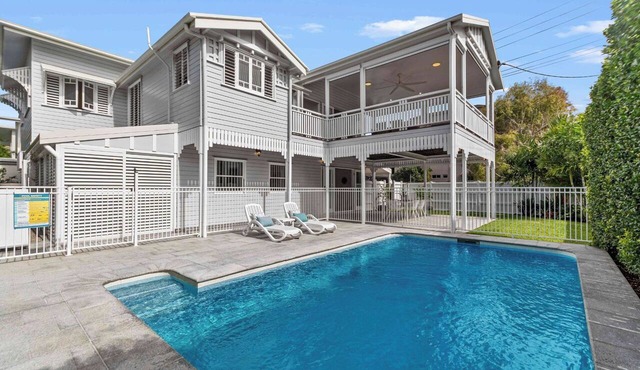 Coastal Corner Luxury Queenslander Upstairs in North Ward