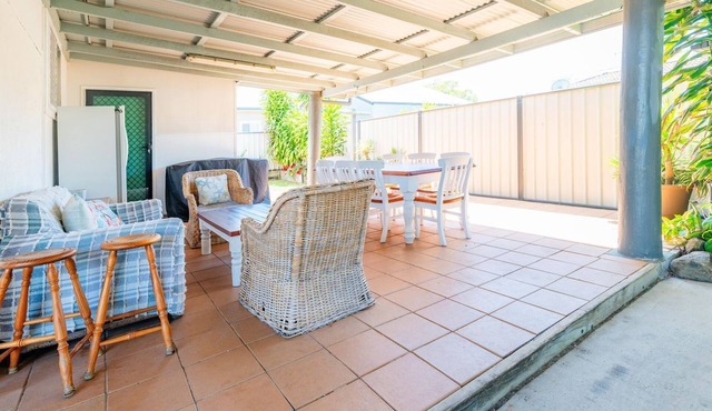 Coastal cottage with BBQ, WiFi, sunroom, parking & boat space, walking distance to RSL in Evans Head