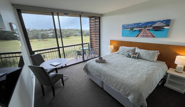 Coastal Cove Suite with balcony - close to hot springs. in Fingal