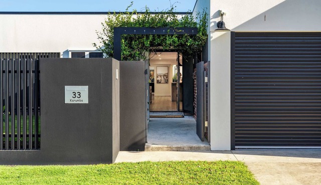 Coastal Noir Retreat - Pool, PF & Walk to Beach in Mooloolaba Region