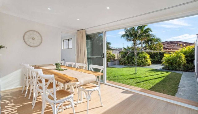 Coastal Palms - Recently Renovated Beachside Haven in Warilla