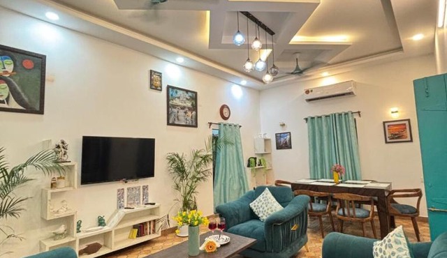 Coconut Tree Villa and 2 Cottages with Private Pool in Parra