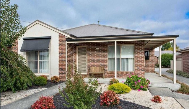 Comfortable 3-bedroom home with two car garage in Mount Clear