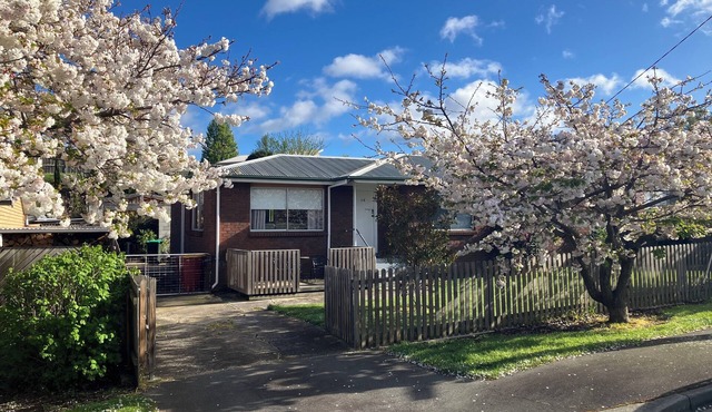 Comfortable 3 Bedroom Home with all the facilities to accommodate 6 people. in St Leonards