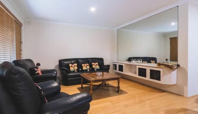 Comfortable 4BDR Family home in Suburbia in Perth