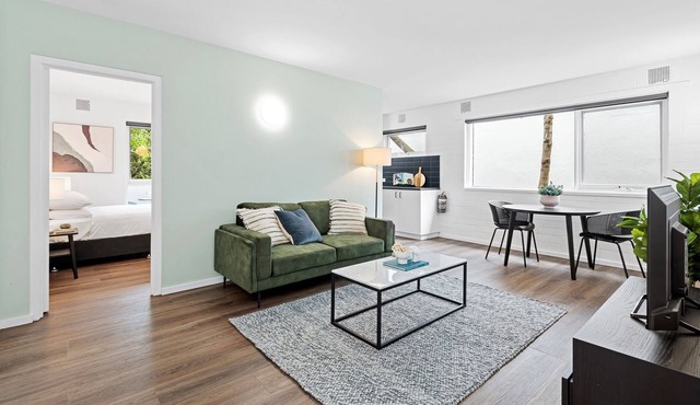Comfy 1-Bed Unit with Balcony and Parking in Parkville