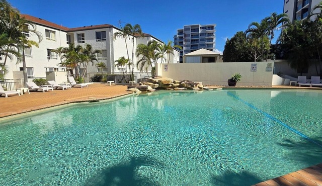 Comfy 1BR + Free Parking | Stroll to Parklands in Southport
