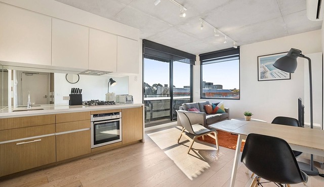 Comfy 2-Bed Balcony Unit near Chapel St in Prahran