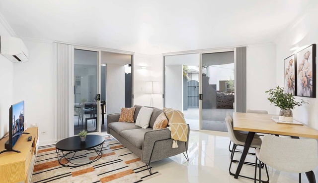 Comfy 2-Bed with Pool and Secure Parking in Spring Hill