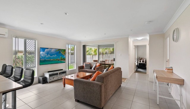 Comfy 5bdr 2Bth Gold Coast Home in Coomera