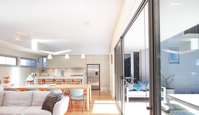 CONTEMPORARY CHIC CLOVELLY HOME (IH) - 5 Bedroom 2 Lounge double-garage Family Home near Clovelly Beach in Clovelly
