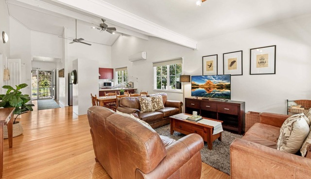 Corinda Cottage - 4 bedroom pet friendly five minute walk to town and Ovens River. in BRIGHT