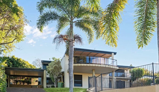 Costal 4BR Ormiston Home w/Pool & Wide Sea Views in Ormiston