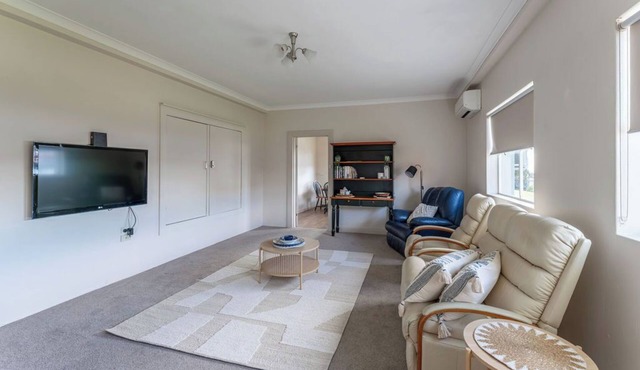 Cosy and Comfortable Unit with Parking & Wifi in Devonport
