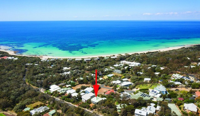 COSY TIMBER HOLIDAY HOME SET IN A BEAUTIFUL NATURAL BUSH SETTING in Eagle Bay