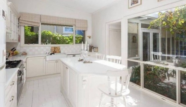 Cottage located in Leederville near shops and restaurants free WIFI in Leederville