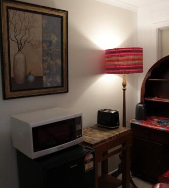 Cottage room with ensuite and kitchenette in Malmsbury