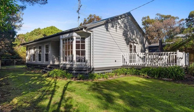 Cottage style weatherboard house 5 min walk to Red rocks Beach. in Cowes