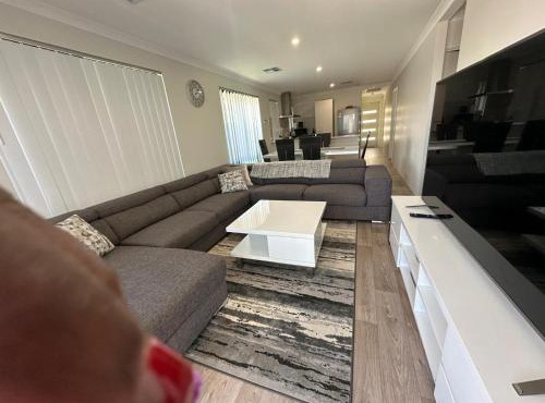 Cozy and Compact Holiday and Business Home in Baldivis