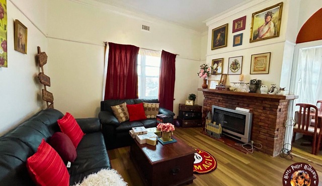 Cozy Harry Potter Home in Maryborough, Victoria, Central, Spacious, Magical Stay in Maryborough