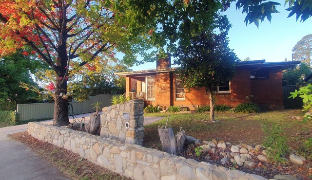 Cozy rustic cottage central to Mt Beauty.Stone fireplace,off street parking . in Mount Beauty