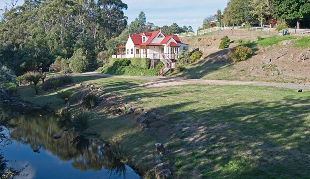 CRABTREE RIVER COTTAGES - EMILY COTTAGE -RIVERFRONT RELAXATION in Grove