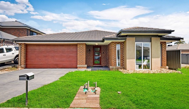Cranbourne Cottage, Home Away from Home with a Resort feel. in Cranbourne North