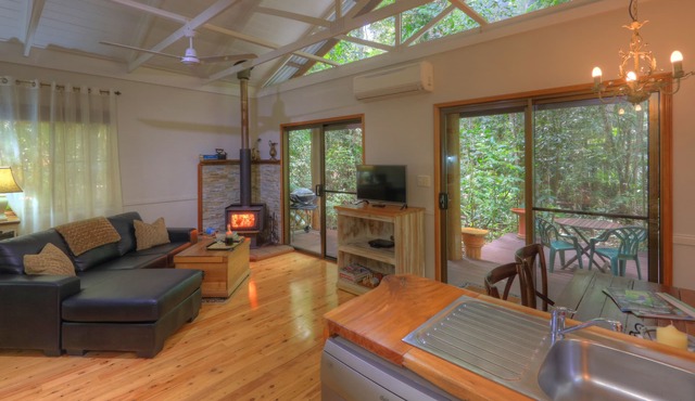 Crater Lakes Rainforest Cottages in Lake Eacham