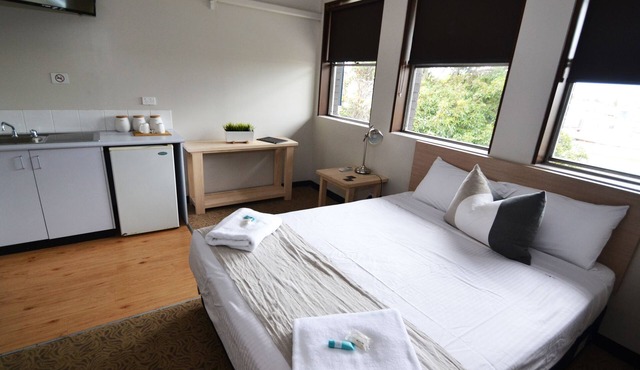 Crossroads Hotel Liverpool in Casula