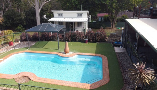 Cute Cabin with Pool, Sauna, Hot Tub & Day Spa, Pet Friendly in Burpengary