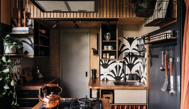 Cute tiny home with bathing under the stars & stunning valley views in Red Hill South