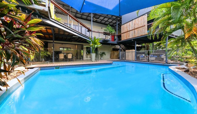 Darwin Style Tropical Luxury Apartment + WARM POOL + Bikes + Pet Croc in Rapid Creek