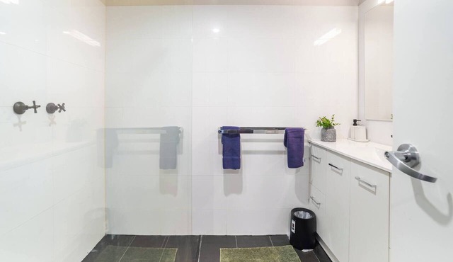 Deluxe Queen Room - Sleeps 2 in Greenacre