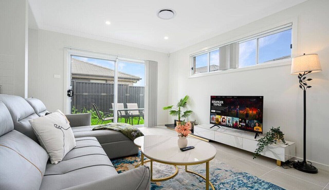 Denham Court 4Br with Central AC & WiFi near Coles in Denham Court