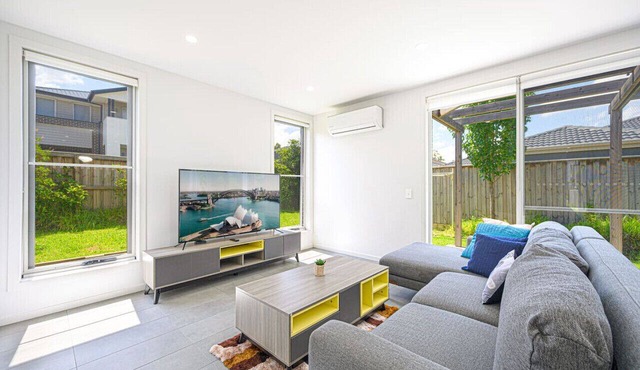Denham Court Adorable 4Br house with Wifi &Parking in Denham Court
