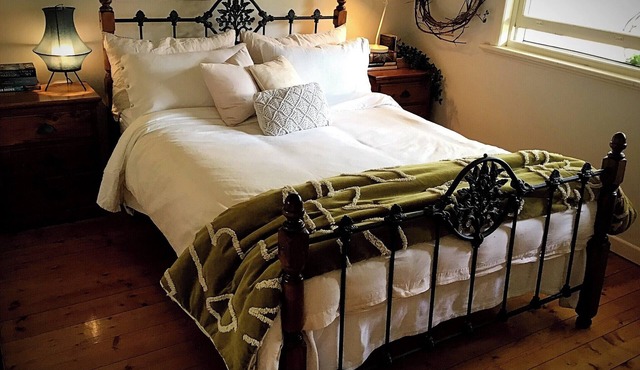 "Discounted Long Stays | Home Comfort in a 3-Bed Croydon/Kilsyth." in Kilsyth