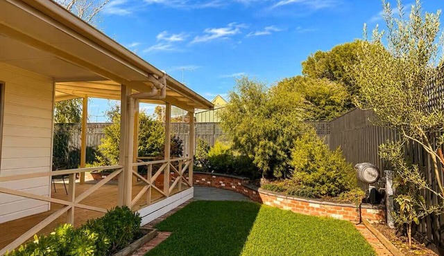 Dogs inside and on couches! Secure fencing. 500 metres to dog friendly bay beach in Coronet Bay