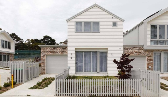 Dora Modern Retreat Walkable to Town in Blue Mountains
