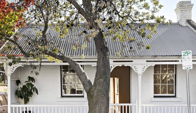 Draper Garden Cottage with Parking in South Melbourne