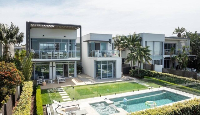 Drift - Heated Spa & Pool, Endless Water Views 4BDRM in Magenta